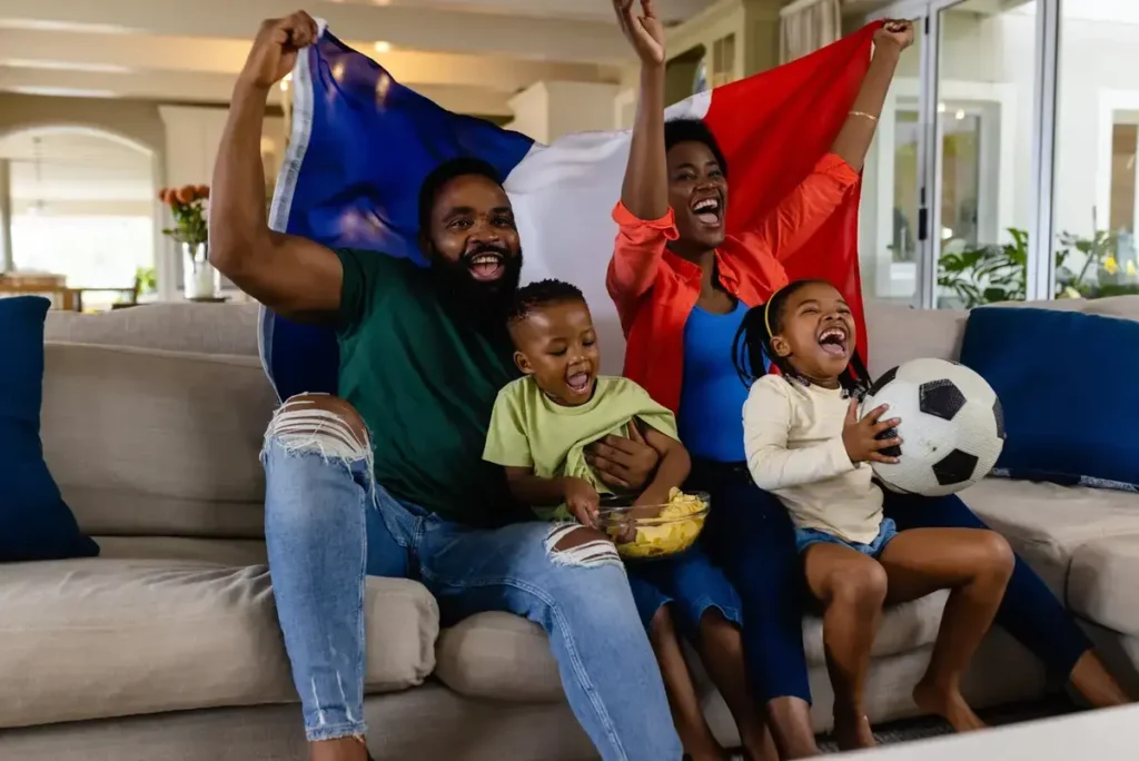 Famille française célébrant un match de football en direct avec Atlaspro IPTV – Abonnement IPTV HD/4K fiable et service IPTV de qualité.